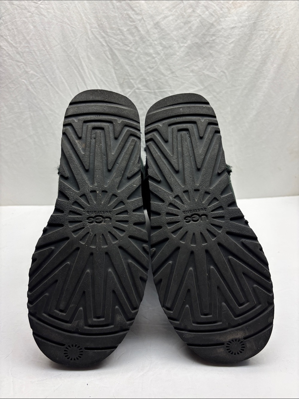 UGG Bailey Bows Boots, SZ 8, box 65 - Picture 7 of 8